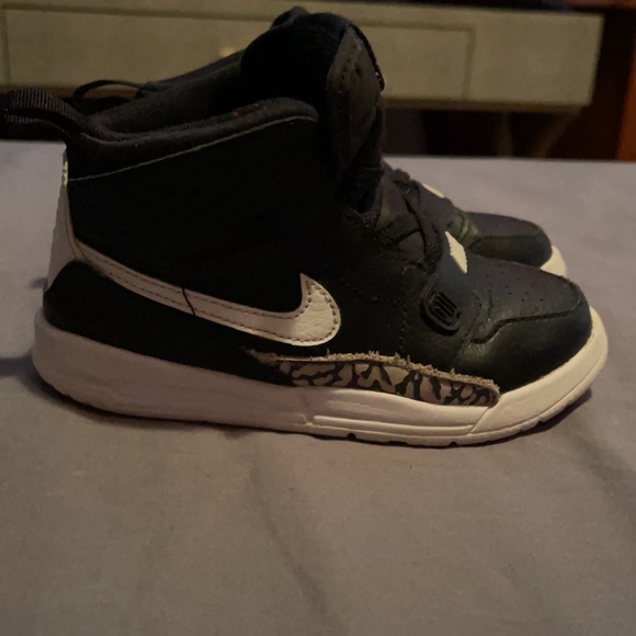 Black Jordan’s - Picture 2 of 4